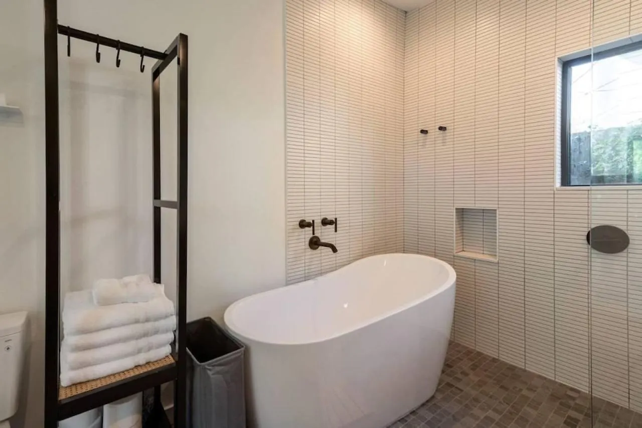 Stunning Modern Home In Hip Enclave Near Dt Orlando
